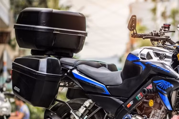 Cùng với bộ thùng Givi ở hai bên và phía sau xe, chiếc naked-bike Yamaha FZ150 đã hoàn toàn "lột xác" thành touring, sẵn sàng cùng chủ nhân chinh phục những cung đường dài.