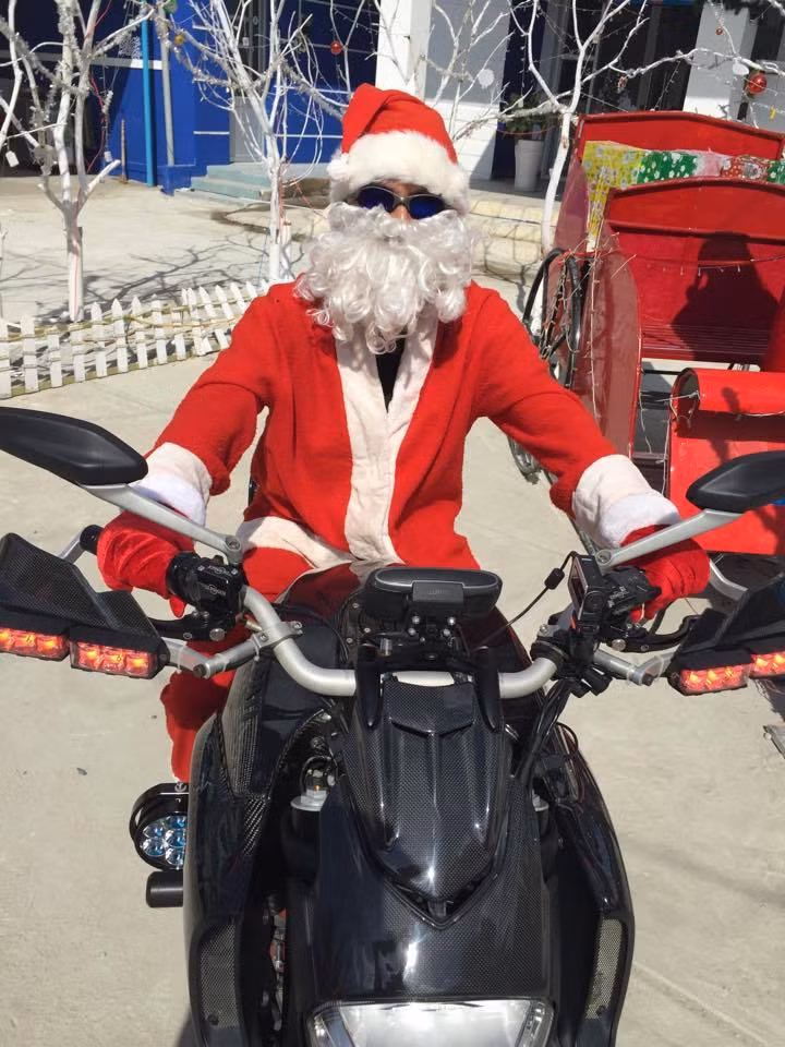 Chưa dừng lại ở đó, bưởng côn của chiếc Diavel Carbon này còn được thay bằng ốp nồi trong suốt, nhìn rõ hoạt động của các chi tiết bên trong. Để phục vụ cho những chuyến đi đêm, xe cũng đã được chủ nhân trang bị đèn LED công suất cao hai bên thân.