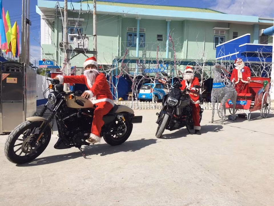 Những năm gần đây cứ mỗi dịp Giáng Sinh về, nhiều biker và hội nhóm chơi môtô trên cả nước lại hóa trang thành ông già Noel và tham gia những hoạt động thiện nguyện đầy ý nghĩa. Bắt đầu mùa Noel 2016, một biker khá nổi tiếng với chiếc Ducati Diavel Carbon đã hoá trang thành ông già Noel để dành tặng nhừng phần quà cho các học sinh nghèo.