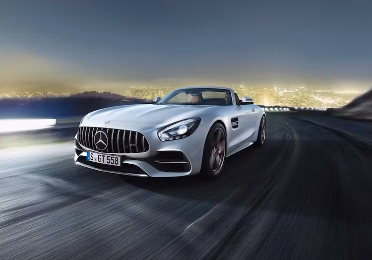 Nằm dưới nắp ca-pô của các phiên bản AMG GT Roadster tiếp tục là khối động cơ V8 4.0l tăng áp kép quen thuộc, với 2 mức công suất là 469 mã lực trên bản GT và 547 mã lực trên bản GT C. Cả 2 phiên bản đều sử dụng chung hộp số ly hợp kép 7 cấp.