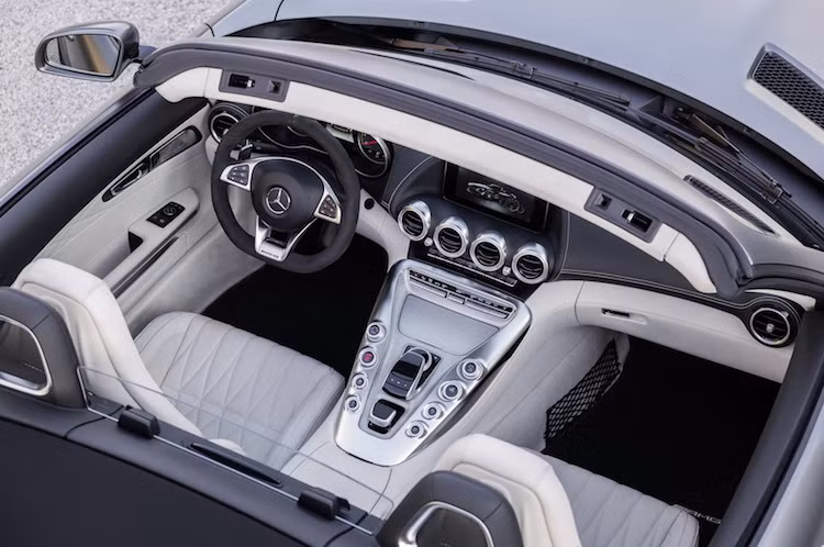 Ở bên trong nội thất, AMG GT Roadster giữ nguyên thiết kế giống như phiên bản coupe. Từ bảng táp-lô trở xuống bệ điều khiển trung tâm lần lượt là hệ thống thông tin giải trí COMAND và hàng nút điều khiển mô phỏng 8 xi-lanh của động cơ, với tác dụng kiểm soát hệ thống lái AMG Dynamic Select 4 chế độ.