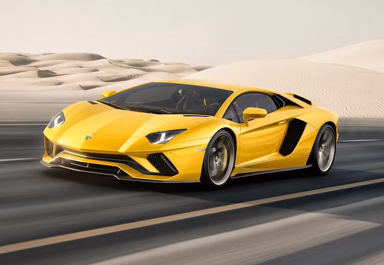 Bắt đầu từ mùa xuân năm sau, khách hàng đã có thể được Lamborghini giao xe nếu đặt hàng từ hôm nay. Tại Mỹ, Lamborghini Aventador S có giá khởi điểm 421.350 USD (tương đương 9,58 tỷ đồng) - đắt hơn Aventador thường khoảng hơn 20.000 USD.