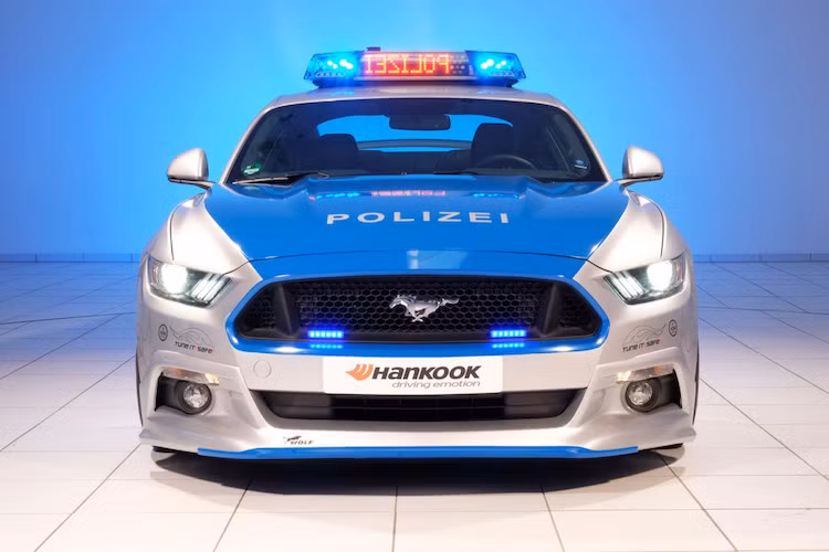 Thay vì lựa chọn một mẫu xe Đức, Wolf Racing đã quyết định sử dụng Ford Mustang thế hệ thứ 6 mới nhất, do hiện Mustang là mẫu xe thể thao bán chạy nhất tại Đức. Chính vì vậy, chiếc xe là "đối tượng" ưa thích của dân độ - những người nằm trong nhóm tuyên truyền chính của Tune It! Safe!