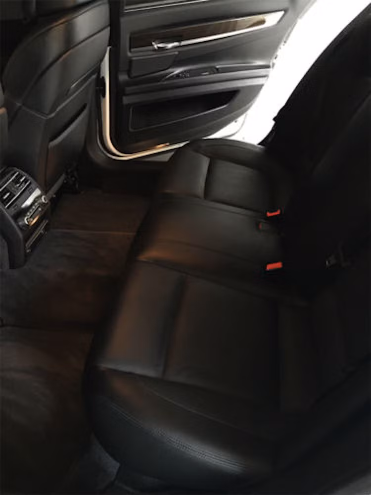 Do có hàng ghế sau bình thường, không kèm theo hệ thống thông tin giải trí độc lập gắn trên lưng ghế trước nên có thể phỏng đoán mẫu xe độ này đã dựa trên một chiếc 750Li phiên bản cơ bản, không có những "option" cao cấp.