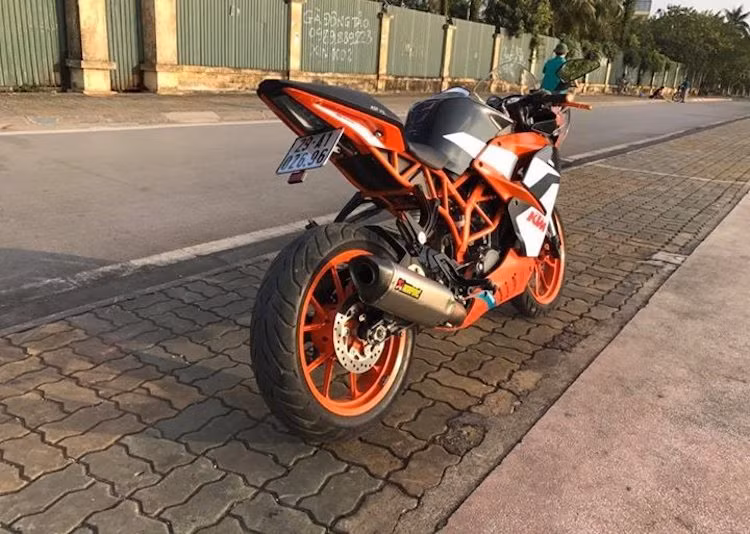 Khối động cơ 200 cc nguyên bản của xe được giữ nguyên, nhưng vẫn có hiệu năng tốt hơn một chút so với xe nguyên bản do đã được chủ nhân trang bị hệ thống xả Akrapovic full system. Với pát biển số rút gọn, chiếc xe đã có kiểu dáng tổng thể còn thể thao hơn nữa.