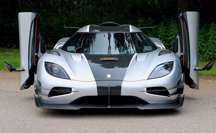 Chiếc thứ 7 đang được showroom SuperVettura tại Anh rao bán có số thứ tự #00 và đã được Koenigsegg sử dụng để thử nghiệm nhằm tạo ra 6 phiên bản thương mại để bán cho các "đại gia" trên Thế giới. Tới thời điểm hiện tại, One:1 số thứ tự #00 vẫn là chiếc xe sản xuất hàng loạt nhanh nhất một vòng các đường đua nổi tiếng Thế giới như Suzuka hay Spa Francorchamps.