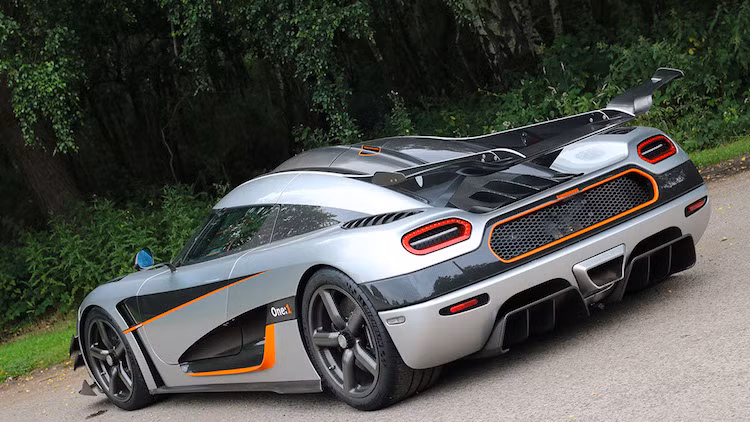 Tuy nhiên không giống những chiếc Agera khác, One:1 có mui kín thay vì mui dạng targa tháo rời. Để giảm trọng lượng của xe xuống một cách tối đa, Koenigsegg thậm chí đã thiết kế riêng cho One:1 bộ vành 5 cánh kép bằng sợi carbon có tên "Aircore".