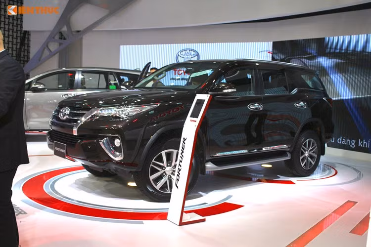 Hiện chưa rõ Fortuner bán chính thức tại Việt Nam sẽ có thêm phiên bản động cơ nào nữa hay không. Đi kèm với động cơ này là hộp số tự động 6 cấp cùng hệ dẫn động cầu sau hoặc 4 bánh. Thay vì hệ thống treo dạng lá nhíp như Hilux, Fortuner sẽ sử dụng hệ thống treo cầu sau đa điểm độc lập với đường kính giảm xóc lớn để giảm độ ồn và xóc trong cabin của xe.