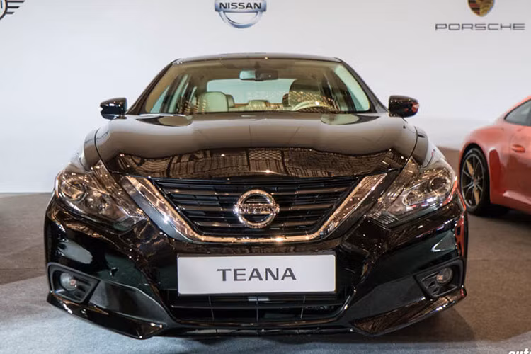 Hiện tại, Teana 2017 đang được Nissan Việt Nam đưa ra giá niêm yết là 1,49 tỷ đồng. Tuy nhiên phải tới giữa hoặc cuối năm 2017, mẫu xe này mới được bắt đầu phân phối số lượng lớn tại Việt Nam, nhập khẩu nguyên chiếc từ Mỹ hoặc Thái Lan.