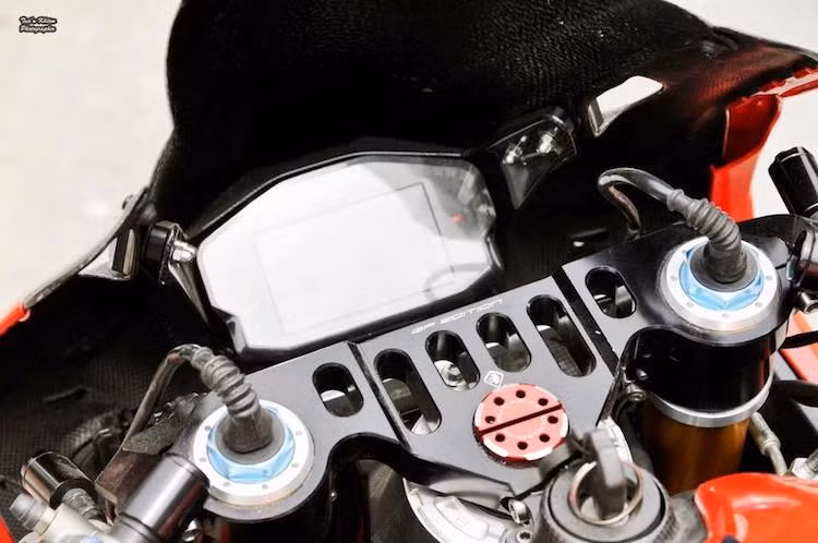 Ở phía trên tay lái của Panigale S Tricolore cũng đã được thay chảng ba bằng nhôm CNC GP Edition của hãng Ducabike, bên dưới là trợ lực Ohlins trong khi ở hai bên là cùm phanh và côn Brembo. Nằm ở bình xăng là nắp xăng CNC đóng mở nhanh của Ducabike.