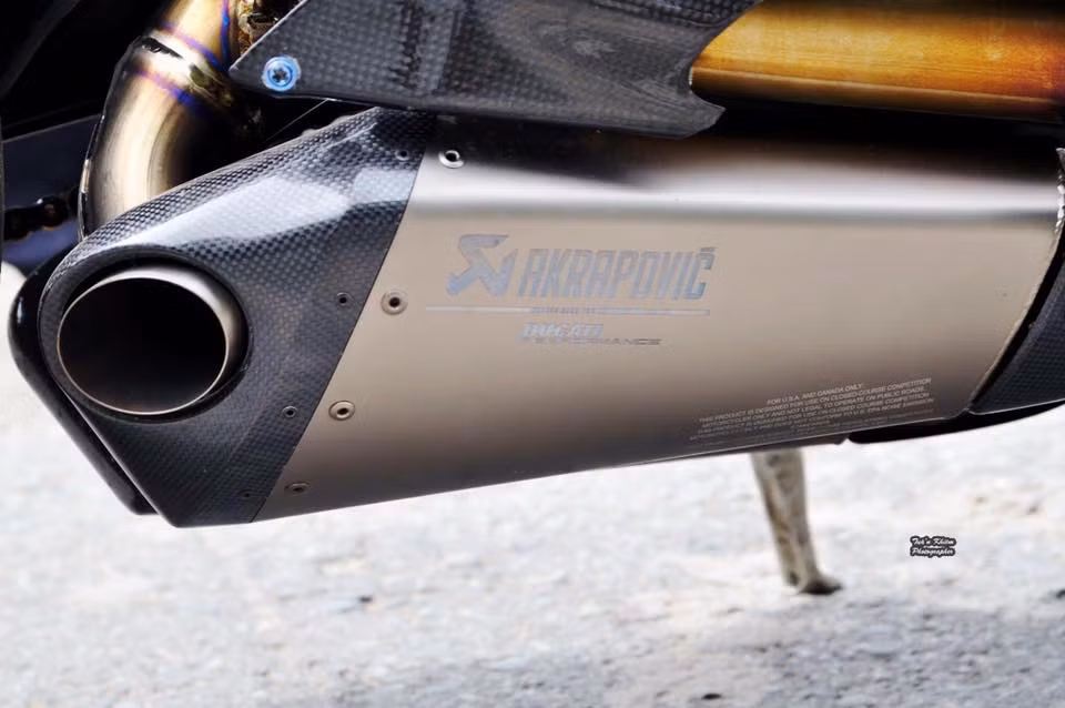 So với xe nguyên bản, chiếc Panigale S Tricolore này cũng đã được độ lại hệ thống xả full system chính hãng Akrapovic, cùng với ECU được map lại để cho công suất mạnh hơn chút ít so với con số 195 mã lực gốc.