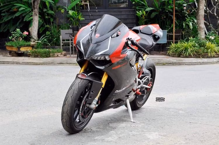 Tại Việt Nam, 1199 Panigale S Tricolore là một dòng xe cực kỳ hiếm, với số lượng đếm trên đầu ngón tay. Mặc dù vậy, một người sở hữu Panigale S Tricolore vẫn tiếp tục độ chiếc siêu môtô sản xuất giới hạn của mình ra và tiếp tục nâng cấp với loạt đồ chơi "khủng", khiến cho chiếc xe có hiệu năng càng nâng cao hơn nữa.