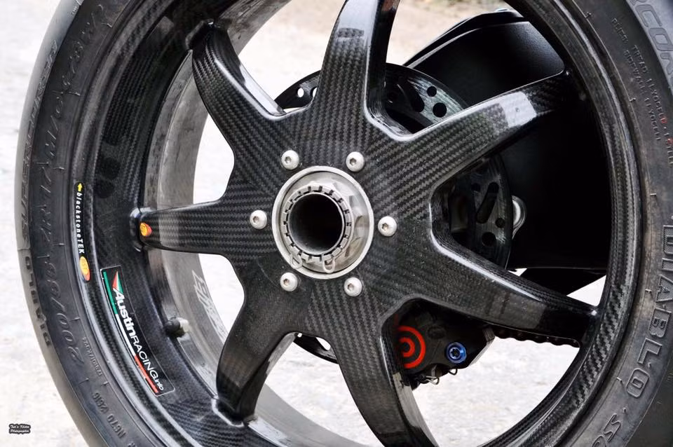 Ở phía sau, chiếc xe đi mâm BST 1 gắp, heo Brembo Billet cùng pen đạp Brembo Billet. Cả 2 lốp xe đều là loại Pirelli Supercorsa với vân hình tia sét đặc trưng, cho độ bám đường cực cao và thường xuyên được sử dụng trên những siêu môtô khác nhau.