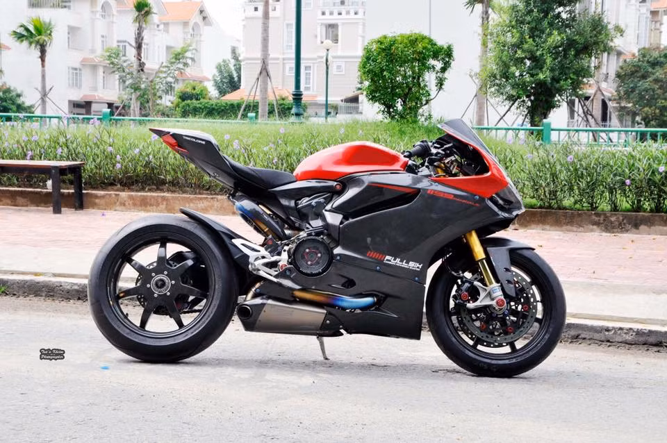 Đúng như tên gọi, Panigale S Tricolore vốn xuất xưởng với dàn áo 3 màu cờ Ý. Tuy nhiên trên phiên bản độ này, chủ xe đã kết hợp giữa màu đỏ truyền thống của Ducati với màu đen nguyên bản của sợi carbon, tạo cho chiếc xe vẻ ngoài cực "ngầu".