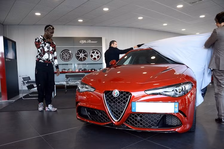 Trong thời gian qua, đại lý Motor Village France ở Pháp đã đón tiếp một vị khách đặc biệt, đó là chàng tiền đạo da đen Mario Balotelli của đội tuyển Ý. Anh đã tới showroom này để lựa chọn cho mình mẫu siêu sedan mới nhất tới từ Ý là Alfa Romeo Giulia Quadrifoglio.