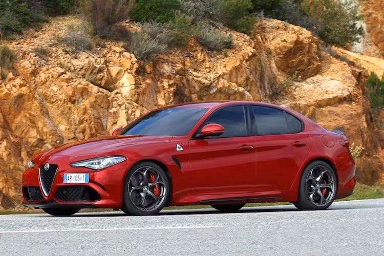 Sức mạnh của phiên bản Quadrifoglio được cung cấp bởi khối động cơ V6 tăng áp kép, có công suất tối đa lên tới 510 mã lực và mô-men xoắn cực đại 600 Nm. Về cơ bản, động cơ này chính là cỗ máy V8 của siêu xe Ferrari 488 GTB được bỏ đi 2 xi-lanh và hiệu chỉnh lại.