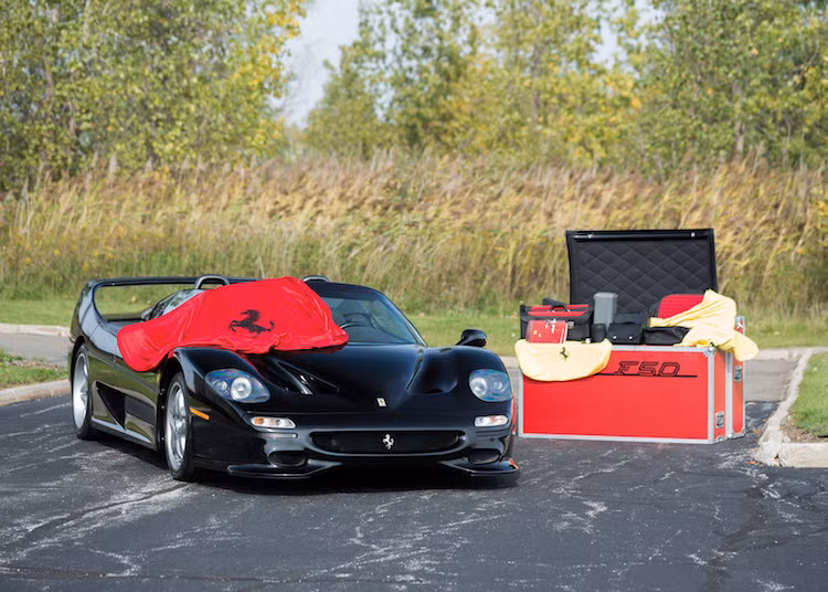 Mang ý nghĩa kỷ niệm đối với hãng siêu xe Ferrari, có hiệu năng cao và chỉ được sản xuất giới hạn, mỗi chiếc F50 hiện nay nếu còn trong tình trạng tốt sẽ luôn có giá lên tới 7 chữ số tính bằng các ngoại tệ mạnh. Chiếc xe màu đen "còn zin" duy nhất tại đất Mỹ này đi kèm với đầy đủ các phụ kiện và quà tặng, hiện đang chuẩn bị được đấu giá với mức giá dự kiến lên tới 3,5 triệu USD (tương đương 79,6 tỷ đồng).