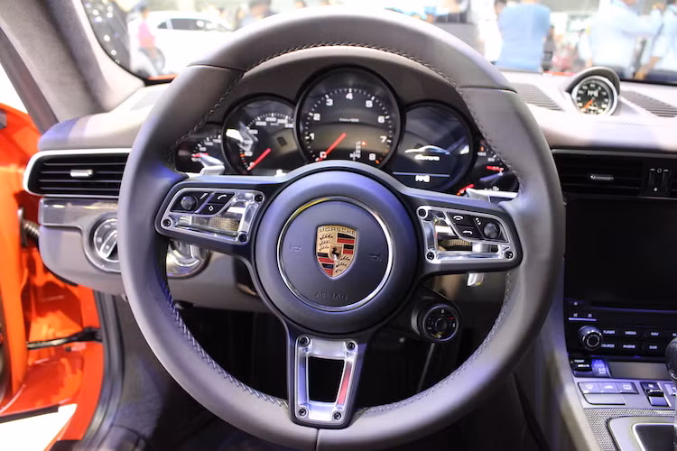 Ở bên trong nội thất, 911 Carrera 2016 vẫn giữ nguyên thiết kế bảng táp-lô cùng nhiều chi tiết từ phiên bản cũ. Khác biệt lớn nhất và dễ nhận ra nhất của chiếc xe là tay lái 3 chấu theo phong cách của siêu xe hàng đầu Porsche 918 Spyder.