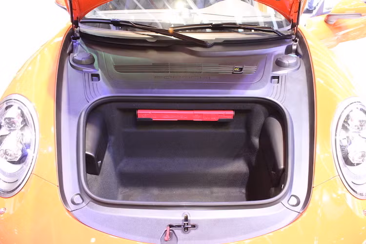 Do có động cơ đặt sau đuôi xe nên khoang hành lý của 911 Carrera được đặt trước mũi xe. Tuy nhiên với thể tích chỉ 145 lít, khoang hành lý này cũng chỉ có khả năng để một số dụng cụ sửa chữa nhanh và túi du lịch.