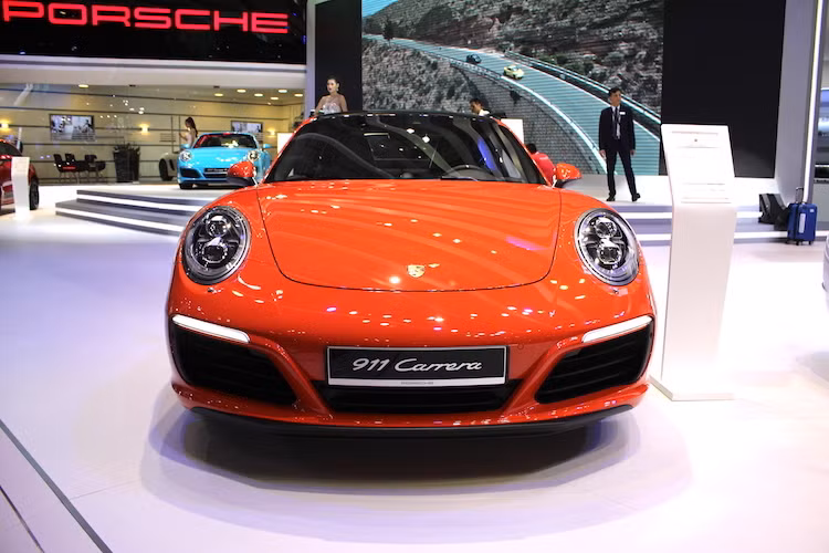 Dù có nhiều cải tiến mạnh mẽ, nhưng Porsche vẫn cố gắng giữ nguyên "phom" huyền thoại của mẫu 911 bản nâng cấp mới. Về ngoại hình, chiếc xe có đèn pha 4 điểm mới, cản trước được thiết kế lại cân đối hơn cùng với cánh khuếch tán khí động học bên dưới cản trước.