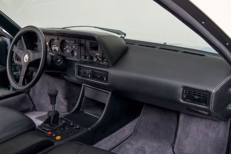 Ở dạng nguyên bản, M1 Procar có nội thất tối giản hóa với bảng táp-lô thiết kế khác, không có hệ thống điều hòa, thảm lót sàn, các lớp cách âm và được trang bị ghế đua cùng bộ khung thép bảo vệ. Tuy nhiên chiếc xe số 31 đã được BMW lắp lại nội thất của một chiếc M1 thường nhằm đủ tiêu chuẩn lưu thông trên phố.