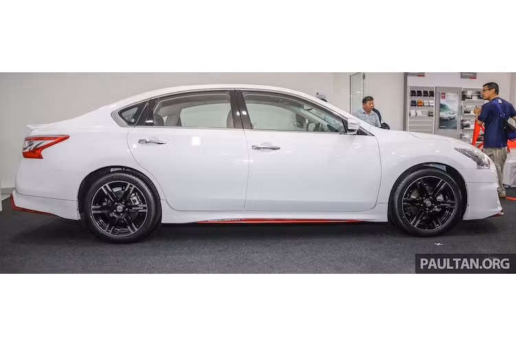 Dọc theo hai bên thân xe, bộ bodykit Nismo cũng bổ sung cho Teana những tấm nẹp thân viền chỉ đỏ tương tự cản trước. Bộ mâm đúc 6 cánh thể thao với đường kính 18 inch Nismo LMX6 là trang bị chỉ có trong gói Performance Package.