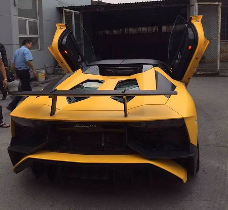 Tương tự như bản coupe, Aventador SV Roadster sẽ sử dụng động cơ V12 6.5l 750 mã lực và mô-men xoắn cực đại 690 Nm. Kết hợp với hệ dẫn động 4 bánh và hộp số 7 cấp ISR, chiếc siêu xe mui trần nặng 1575 kg có thể tăng tốc từ 0-100 km/h trong 2,9 giây và đạt tốc độ tối đa hơn 350 km/h. Tại thị trường Mỹ, Aventador SV có giá khởi điểm là 402.995 USD (tương đương 9,17 tỷ đồng).