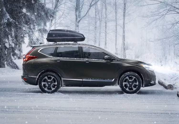 Giống như thế hệ cũ, CR-V 2017 cũng có 2 phiên bản hệ dẫn động là cầu trước hoặc 4 bánh. Trong đó, khách hàng sẽ phải bỏ thêm 1300 USD mới có hệ thống dẫn động 4 bánh. Tuy nhiên Honda sẽ chỉ đưa ra duy nhất một tùy chọn hộp số cho xe là số tự động vô cấp CVT với hệ thống điều khiển chuyển số Honda G-Shift.