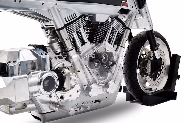 Động cơ của Vanguard có dạng V-Twin OHV với dung tích 1917 cc, mô-men xoắn cực đại 149,1 Nm, công suất tối đa chưa được công bố và được cung cấp bởi hãng S&amp;S. Để phô diễn hết vẻ đẹp cơ khí, 2 bưởng máy của xe được làm trong suốt, để lộ ra những bánh răng của động cơ như trên những đồng hồ Thụy Sĩ cao cấp.