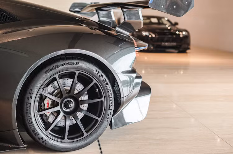 Kiểu dáng của Vulcan cũng hoàn toàn khác biệt với bất kỳ mẫu Aston Martin nào trước đó, với các chi tiết khí động học và bề mặt gợi lên sự mạnh mẽ, "dữ dằn". Là một mẫu xe chỉ sử dụng trong trường đua, Vulcan có những chiếc vành bằng magie siêu nhẹ cùng lốp vân bán trơn Michelin Pilot Sport Cup 2 có kích thước 345/30/19 ở bánh sau và 305/30/19 ở bánh trước.