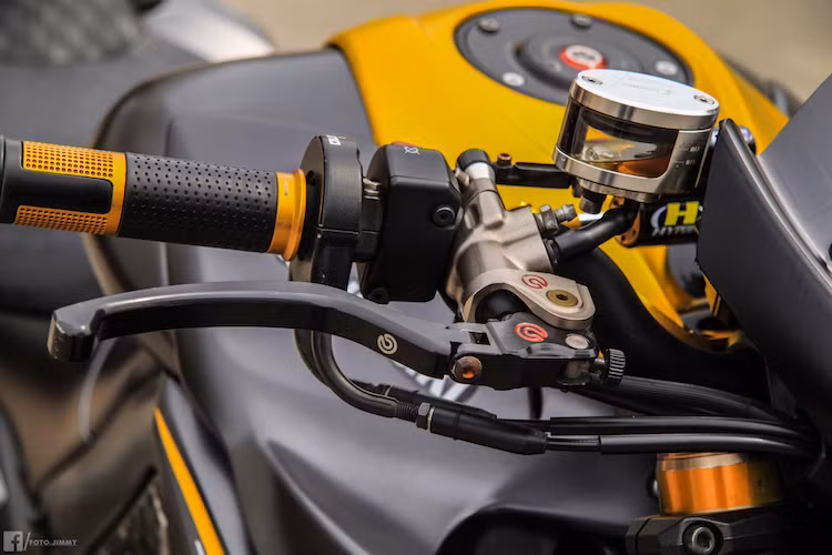 Trong khi đó ở phía bên tay phải, chủ xe đã trang bị cho Z1000 cùm ga cuốn Domino, cùm phanh Brembo Rossi Thái Lan và bình dầu Rizoma.