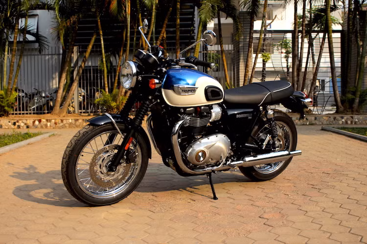 Về thiết kế, Bonneville T100 2017 vẫn giữ nguyên kiểu dáng đầy chất "quý ông" cổ điển của mình, đã trở nên quen thuộc với khách hàng trong nhiều năm qua và dựa trên thiết kế của thế hệ Bonneville từ năm 1959. Chiếc xe cũng rất giống với "đàn anh" cao cấp hơn Bonneville T120, đồng thời chia sẻ chung nhiều chi tiết với dòng Street Twin.