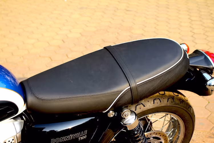 Trong khi yên của Bonneville T120 được hoàn thiện cầu kỳ hơn với phần yên cho người ngồi sau cao hơn hẳn, sử dụng vân sọc ngang "bánh mì" thì yên của Bonneville T100 2017 được làm gần như phẳng hoàn toàn và chỉ được bọc da trơn. Chiếc xe cũng không có phần tay xách phía sau như bản T120.