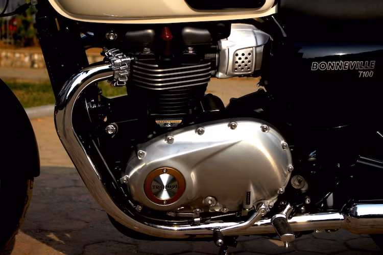 Vẫn có dạng 2 xi-lanh thẳng hàng 8 van nhưng so với chiếc Bonneville hiện nay, động cơ của Bonneville T100 2017 được nâng dung tích lên từ 865 lên thành 899 cc. Một điểm mới khác của động cơ này đó là hệ thống tản nhiệt bằng chất lỏng thay vì chỉ sử dụng không khí như trước đây. Bonneville T100 2017 có công suất tối đa 54 mã lực và mô-men xoắn cực đại 80 Nm.