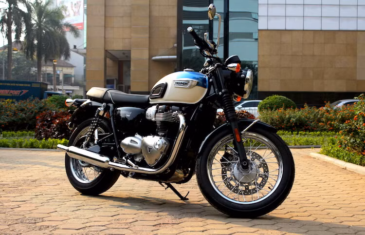Vừa mới chỉ ra mắt thị trường Thế giới 2 tháng trước, mẫu môtô hoài cổ Triumph Bonneville T100 2017 thế hệ mới đã "cập bến" Hà Nội vào những ngày cuối năm 2016 thông qua cửa hàng Đức Quảng Ngãi, với giá bán 420 triệu đồng.