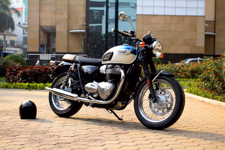  Triumph Bonneville T100 2017 sẽ nằm trong dòng sản phẩm Modern Classics - những mẫu xe kiểu dáng hoài cổ nhưng được chế tạo bằng công nghệ hiện đại của hãng xe Anh. Chiếc xe sẽ nằm trên dòng Street Twin và dưới dòng Bonneville T120 hiện tại.