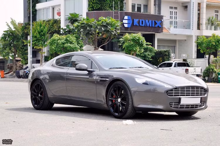 Xuất hiện đầu tiên dưới dạng xe ý tưởng (concept) tại triển lãm Detroit Auto Show năm 2006, Aston Martin Rapide được chính thức đưa vào sản xuất hàng loạt từ năm 2010. Đây là mẫu siêu xe 4 cửa thứ 2 của Aston Martin, sau dòng Lagonda trong thập niên 70.