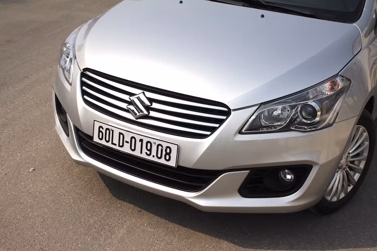 Thay vì phần đầu xe sắc sảo như Honda City hay khá "phá cách" như Toyota Vios, Ciaz sở hữu "bộ mặt" với thiết kế khỏe khoắn nhưng trung tính, gồm lưới tản nhieje mạ chrome với các thanh ngang ở phía trước sang trọng và cặp đèn pha với chóa đèn lớn.
