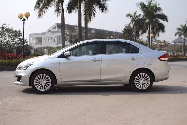 Ciaz có kích thước dài x rộng x cao lần lượt là 4490 x 1730 x 1485 mm với chiều dài cơ sở 2.650 mm. Nhìn vào những thông số này, có thể thấy Ciaz có kích thước nhỉnh hơn các xe cùng phân khúc xe sedan hạng B. Khoảng sáng gầm 160 mm cũng là một ưu điểm của Ciaz, đặc biệt trong điều kiện đường sá chưa được "chuẩn" của Việt Nam.