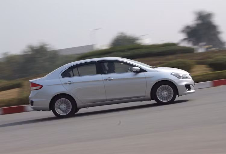 Thay vì hộp số tự động CVT như các đối thủ, Ciaz lại sở hữu hộp số tự động chỉ 4 cấp. Điều này đã khiến cho chiếc xe không chỉ có khả năng tăng tốc kém hơn, mà còn không "mượt mà" bằng. 3 cấp số đầu của chiếc xe có tỉ số truyền ngắn, trong khi cấp số cuối có tỉ số truyền dài hơn để có thể vận hành ổn định ở vòng tua thấp và tốc độ khoảng 100 km/h trên cao tốc.