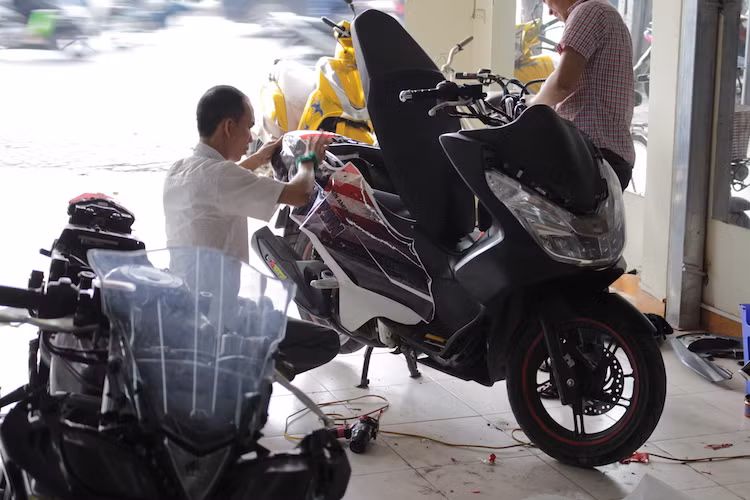 Việc dán decal đổi màu xe từ lâu đã khá phổ biến ở Việt Nam; tuy nhiên dịch vụ thiết kế và in những bộ tem dán hoàn toàn theo yêu cầu của chủ nhân mới chỉ thường xuất hiện tại khu vực miền Nam, đặc biệt là Sài Gòn. Gần đây, những dịch vụ thiết kế tem dán theo yêu cầu mới bắt đầu "nở rộ" tại Hà Nội, với sự xuất hiện của các cửa hàng trên các phố chuyên decal như Cao Bá Quát, hay Thanh Tâm Decal tại đường Giải Phóng.