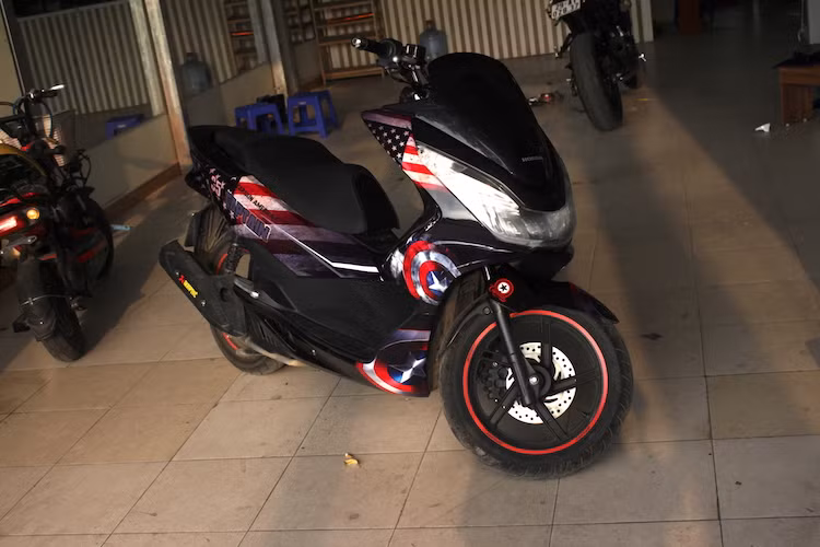 Tại Việt Nam xe ga Honda PCX nói riêng và các dòng maxi scooter nói chung ít được ưa chuộng hơn xe ga bình thường và xuất hiện trên đường phố ít hơn. Để khiến chiếc xe trở nên ít "đụng hàng" hơn nữa, một chủ xe PCX 2016 tại Hà Nội đã đặt in cho chiếc xe của mình một bộ decal dán toàn thân theo ý tưởng của mình.
