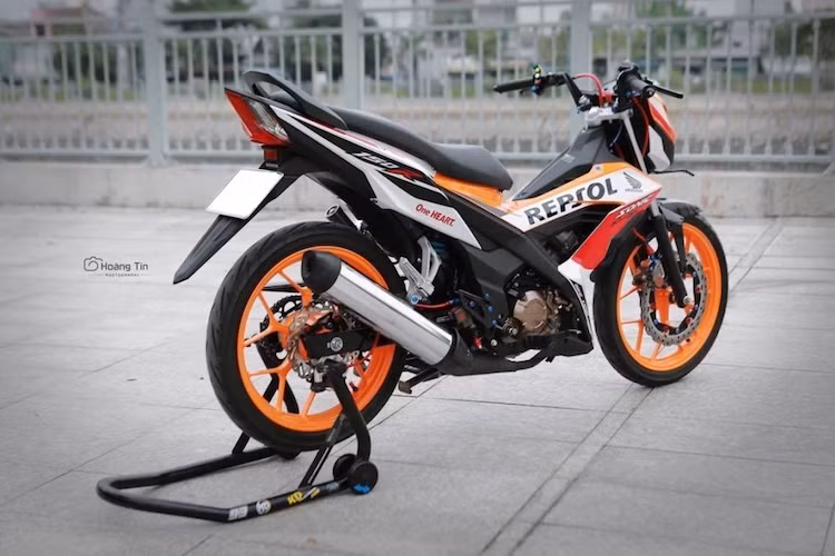 Tại thị trường Việt Nam, mẫu xe nhập khẩu này đang được bán với giá khoảng 90 triệu đồng. Với những đồ chơi mới, chiếc Sonic 150R không chỉ trở nên hấp dẫn hơn mà còn có khả năng điều khiển và kiểm soát tốt hơn nhiều so với xe nguyên bản.