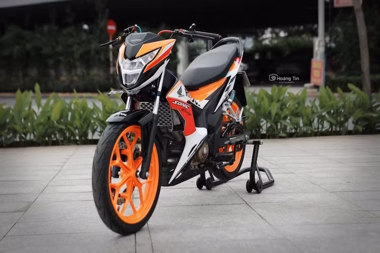 Dù dựa chung trên cơ sở động cơ và kết cấu khung như chiếc Winner tại Việt Nam nhưng do có kiểu dáng hyper underbone cá tính, Honda Sonic 150R luôn được dân chơi xe Việt giành tình cảm đặc biệt. Để khiến chiếc xe của mình hoàn hảo hơn nữa, một biker tại Sài Gòn đã trang bị cho chiếc xe hàng loạt đồ chơi độc đáo để nâng cao hiệu năng xe.