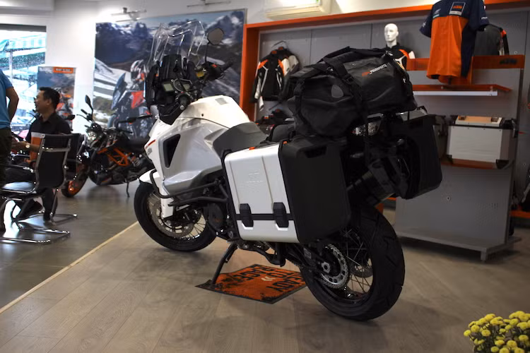 Tại Việt Nam, giá bán KTM 1290 Super Adventure hiện tại là 730 triệu đồng. Như vậy, 1290 Super Adventure hiện đang là mẫu xe adventure cỡ lớn được phân phối chính hãng tại Việt Nam với giá rẻ nhất, khi đối thủ BMW R1200GS Adventure có giá 806 triệu đồng và Ducati Multistrada Enduro bản nhập Ý có giá khoảng 1,2 tỷ đồng.