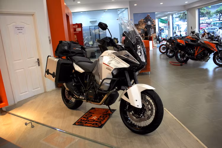 Được KTM giới thiệu vào năm 2014 tại triển lãm EICMA, chiếc siêu môtô địa hình KTM 1290 Super Adventure là bản nâng cấp đáng giá của chiếc 1190 Adventure trước đó. Hiện tại, dòng xe này đã được phân phối chính thức tại Việt Nam.