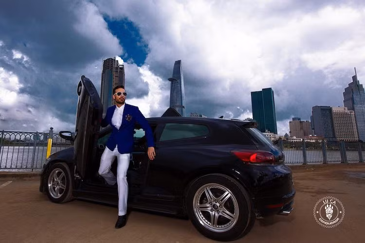 So với các mẫu hatchback 3 cửa trên thị trường, Scirocco sở hữu thiết kế thanh thoát và hấp dẫn hơn nhiều do có kiểu dáng lấy cảm ứng từ coupe. Không chỉ đẹp mắt, chiếc xe còn có độ an toàn cao khi nhận được đánh giá 5 sao từ tổ chức Euro NCAP khi thử nghiệm va chạm vào năm 2008.