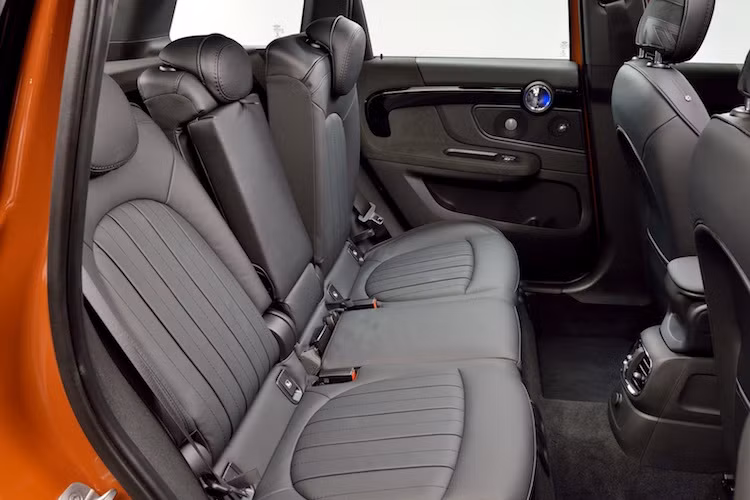 Theo MINI, Countryman 2017 là chiếc xe có trang bị tốt nhất từng được MINI bán ra khi mọi phiên bản đều có sẵn cửa sổ trời panorama, cabin bọc da chống bám bẩn Sensatec, khởi động không chìa, hệ thống thông tin giải trí MINI Connected với màn hình 6,5 inch, camera lùi kèm cảm biến đỗ xe, đèn pha tự động, gạt mưa tự động... Các phiên bản ALL4 còn có sẵn ghế sưởi.