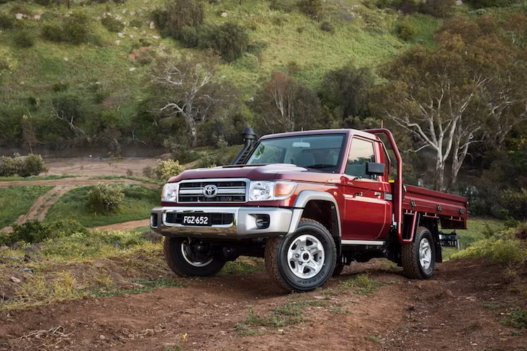 Với phiên bản 2017, Land Cruiser J70 vẫn giữ nguyên thiết kế đã được 32 tuổi của mình. Chiếc xe chỉ có một số thay đổi ngoại thất nhỏ như cản trước với một phần mạ chrome bóng bẩy và mâm đúc. Tuy nhiên ở bên dưới lớp vỏ quen thuộc, chiếc xe đã được nâng cấp nhiều để có thể đạt tiêu chuẩn an toàn của Thế kỷ 21.