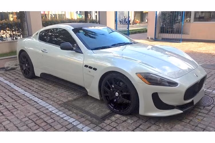GranTurismo sở hữu động cơ 4,2 lít V8, công suất 402 mã lực, mô-men xoắn cực đại 420 Nm. Hộp số tự động ZF 6 cấp với chức năng sang số bằng tay gắn trên vô-lăng. Xe tăng tốc lên 100 km/h trong vòng 5,2 giây từ vị trí xuất phát. Vận tốc tối đa 285 km/h. Khối động cơ này được chia sẻ với siêu xe F430 của Ferrari, nhưng sử dụng trục khuỷu cho hành trình mỗi xi-lanh khác nhau.